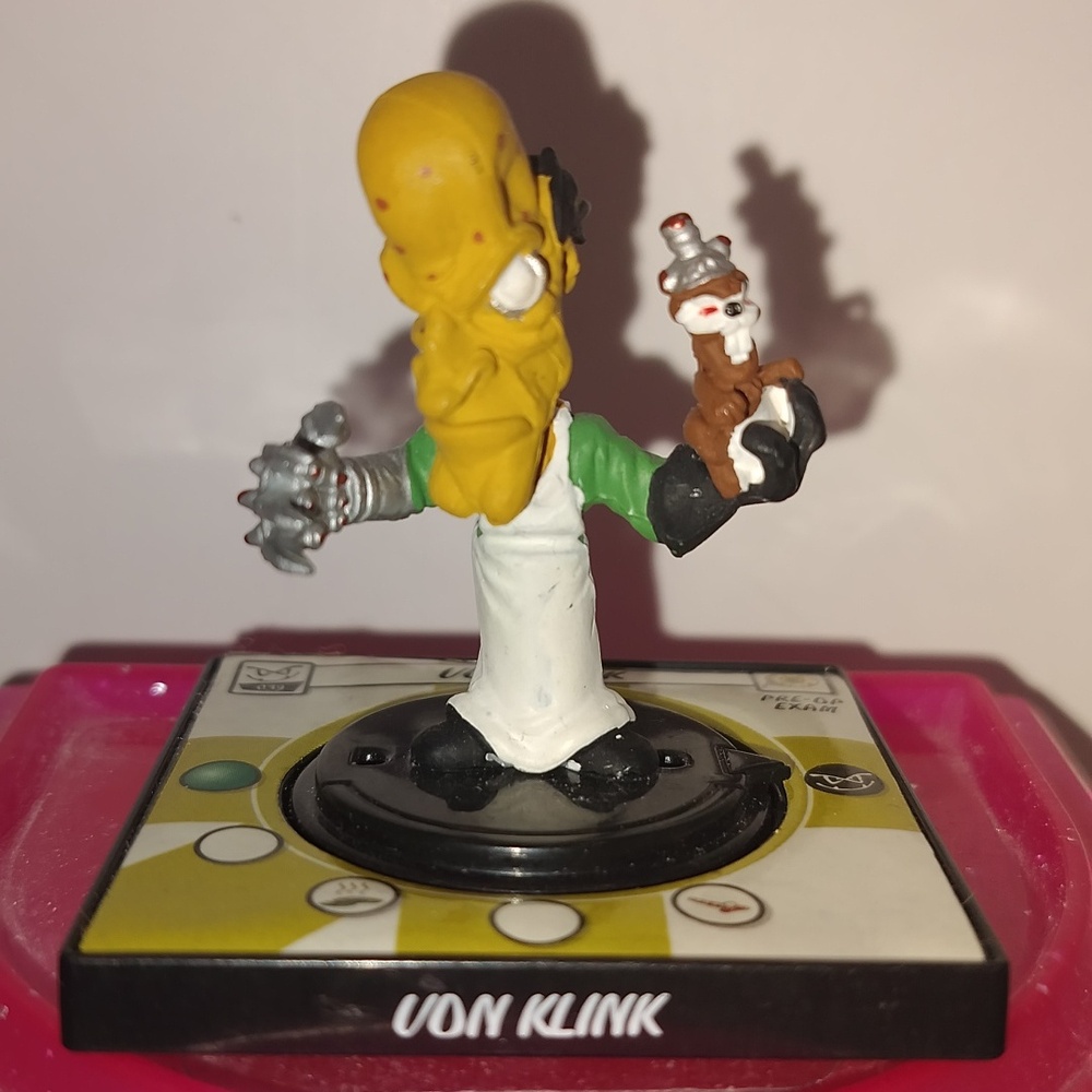 WizKids Creepy Freaks Collectible Mini Figure Game Piece With Base Von Klink 039